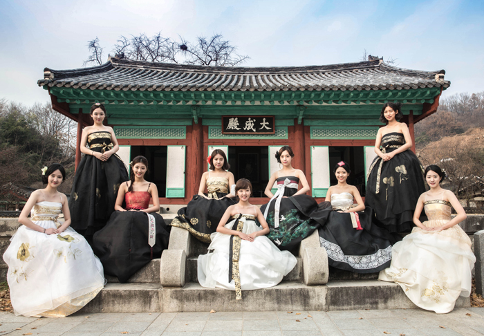  전주 향교에서 퓨전한복 드레스를 입은 모습 (사진: 손짱디자인한복)