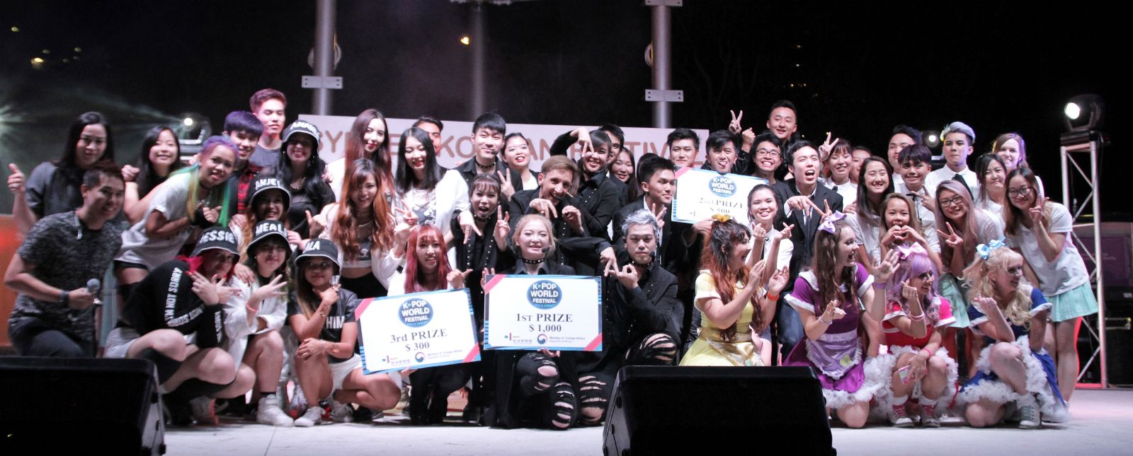 4월 2일 시드니한민족축제 한류무대에서 함께 열린 '2016 K-Pop 월드 페스티벌'에 참가한 10팀이 단체사진을 찍으며 활짝 웃고 있다.