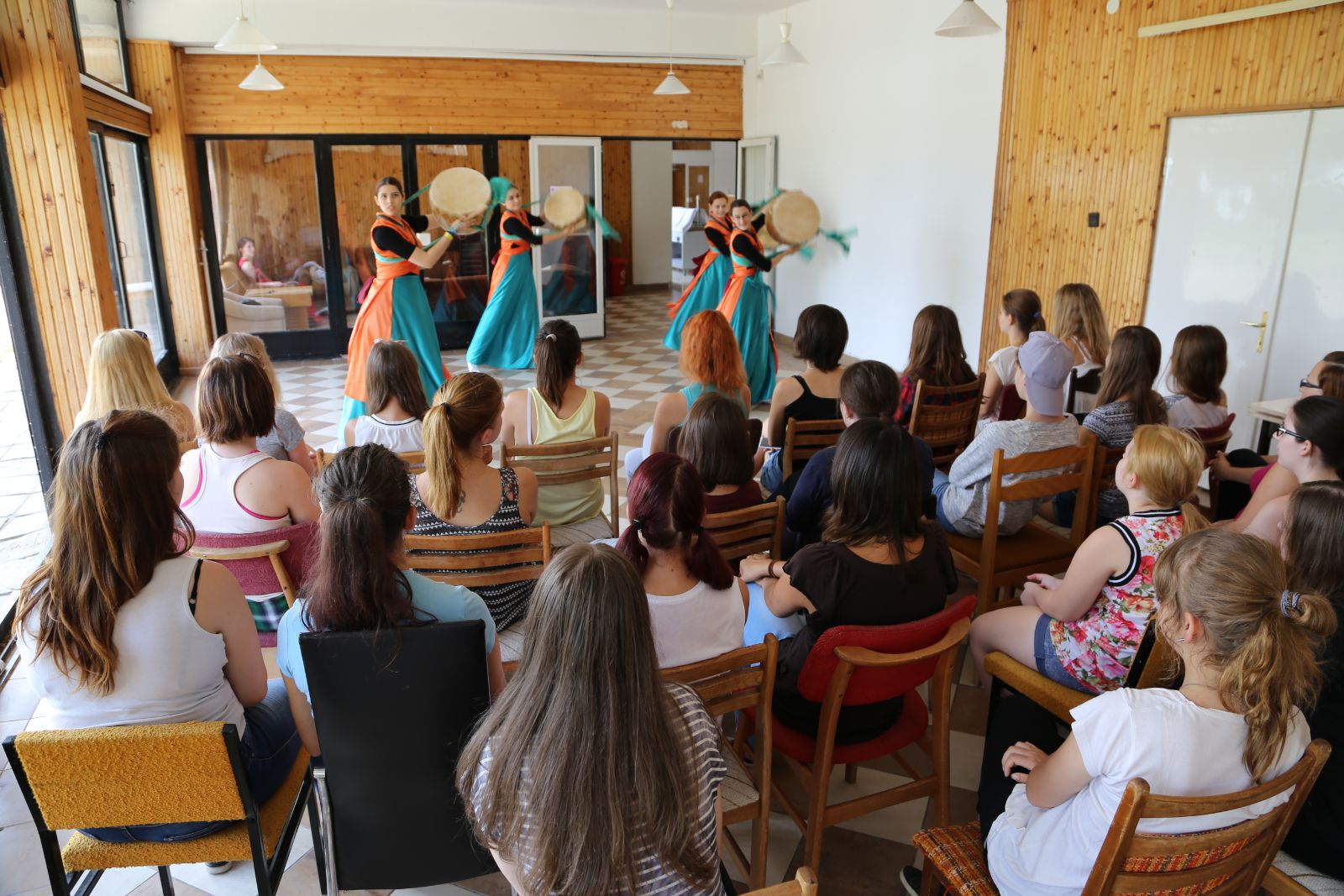 참가자들이 헝가리 한국 전통 무용단 ‘무궁화’의 북춤 공연을 감상하고 있다.