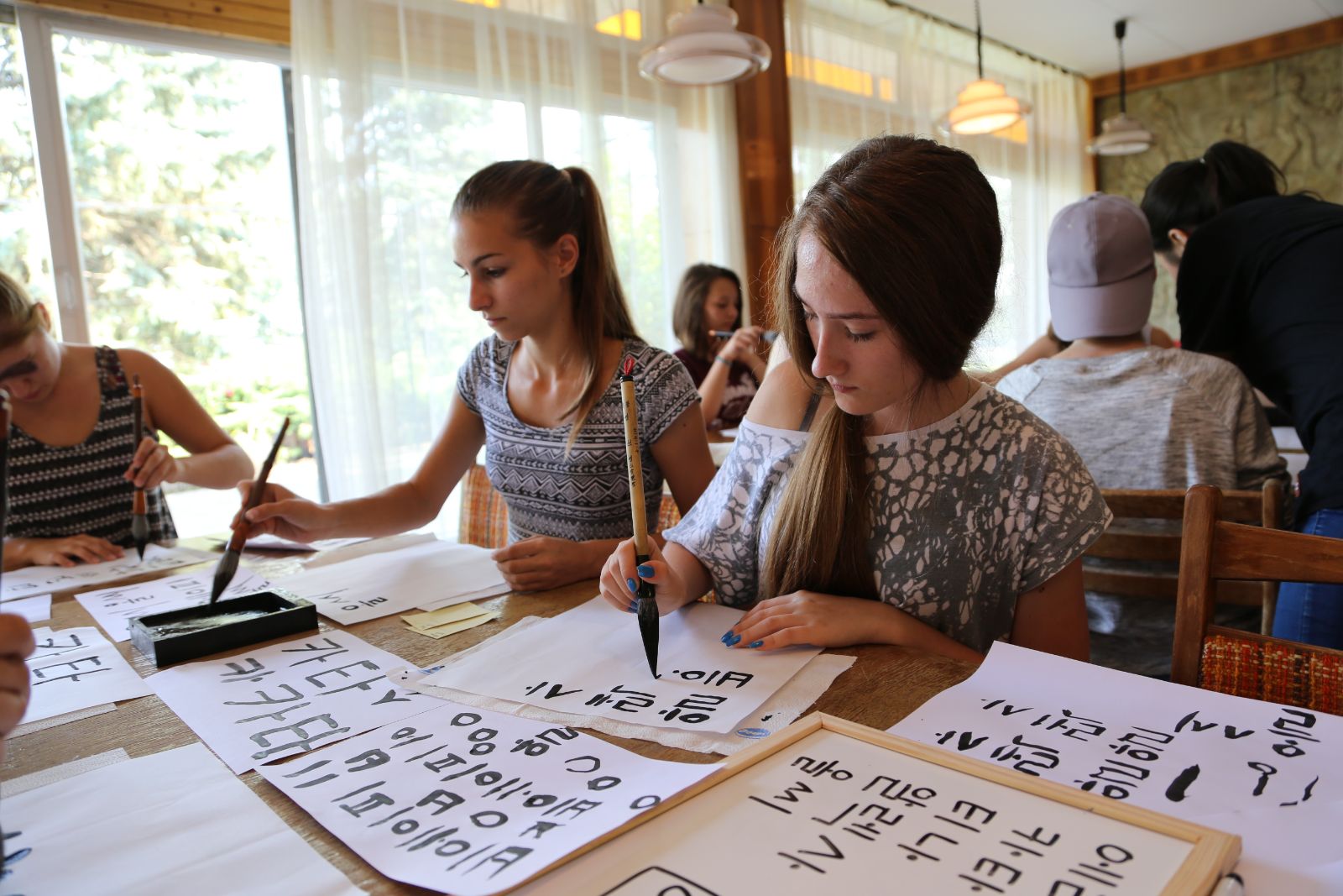 한글로 이름을 써보는 서예 체험 시간 