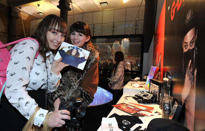 ‘2013 코리아 브랜드 & 한류상품박람회’에서 Big Bang의 G-Dragon의 사진을 들어 보이고 있는 영국 팬들 (사진: 코트라) 