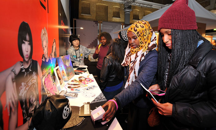 2NE1의 홍보 부스를 둘러보고 있는 팬들 (사진: 코트라) 