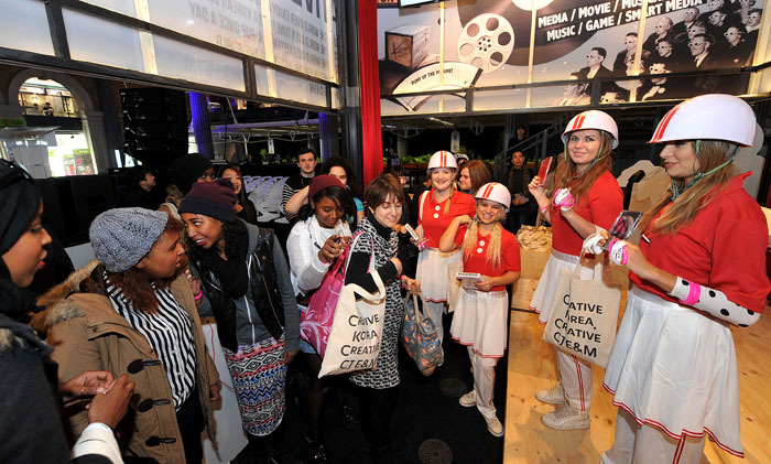 한류 콘텐츠 전시를 보러 온 방문자들 (사진: 코트라)