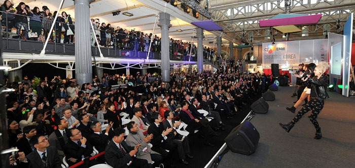 공연을 펼치고 있는 걸그룹 2NE1 (사진: 코트라) 