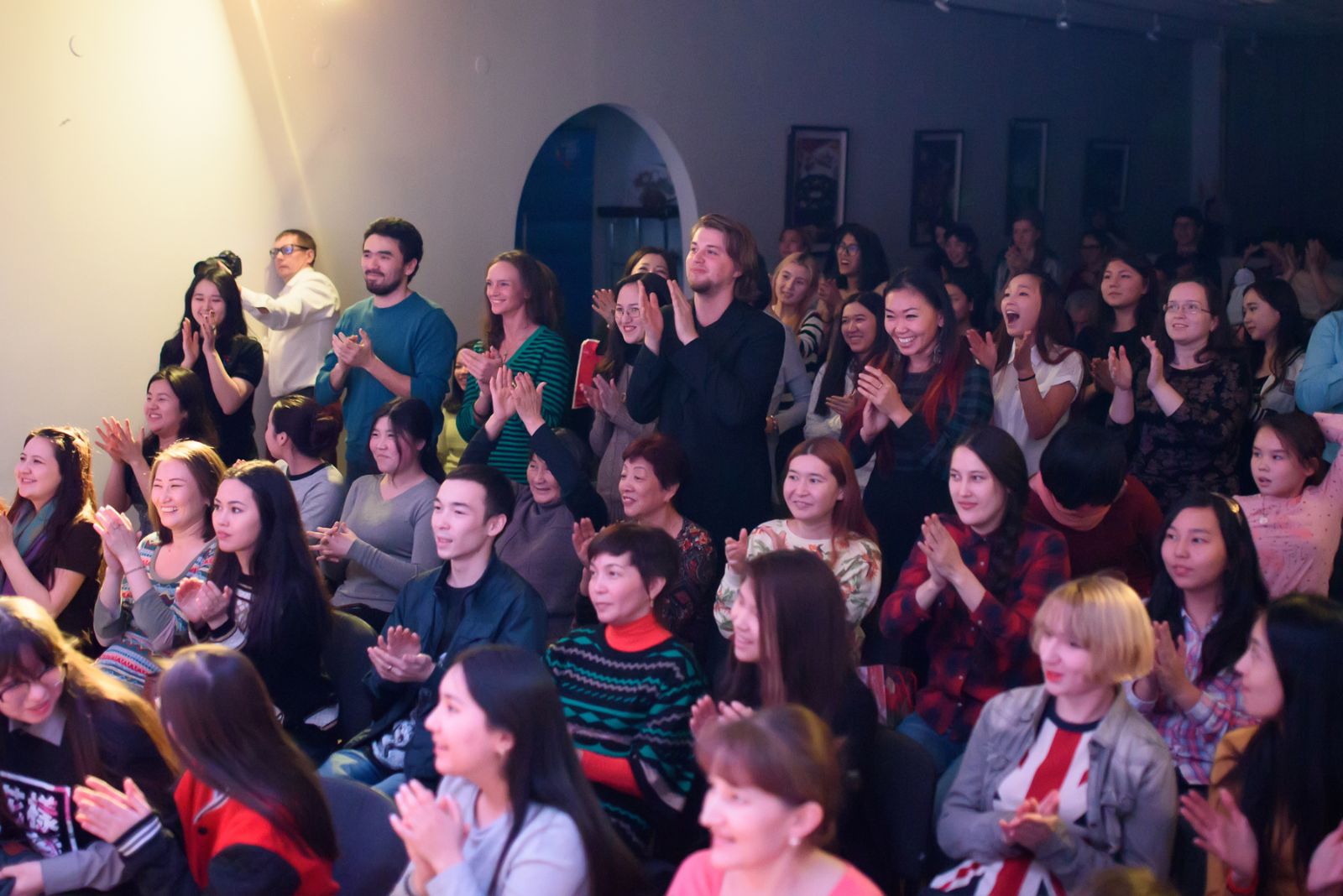 카자흐스탄 관객들은 아카펠라 그룹 다이아의 무대에 환호했다.