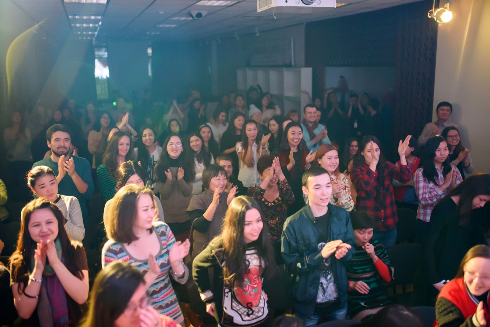 카자흐스탄 관객들은 아카펠라 그룹 다이아의 무대에 환호했다.