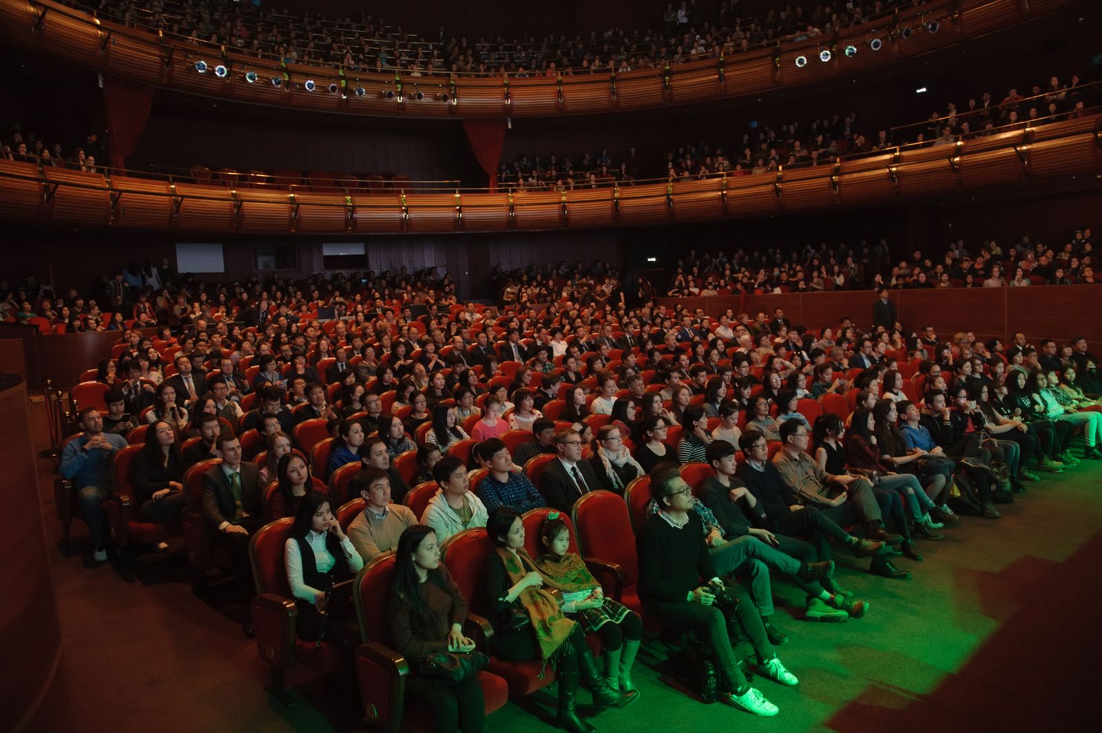 아스타나 드보례츠 미라 이 사글라시야에 모인 1,400여 명의 카자흐스탄 관객들이 한국문화공연에 환호하고 있다.