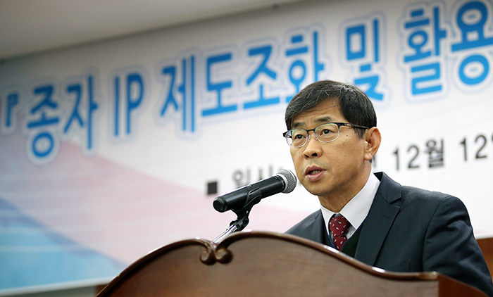  신현관 국립종자원 원장이 12일 특허청-국립종자원 공동 심포지엄에서 종자산업의 중요성을 강조하고 있다.