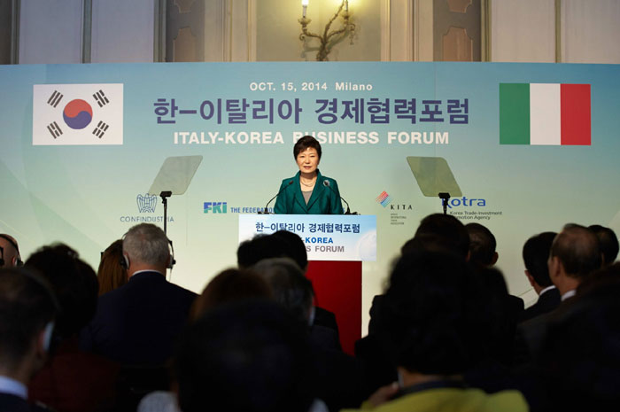박근혜 대통령이 15일 한-이탈리아 경제협력포럼 연설에서 양국의 이점을 결합한 경제협력 확대를 강조하고 있다.