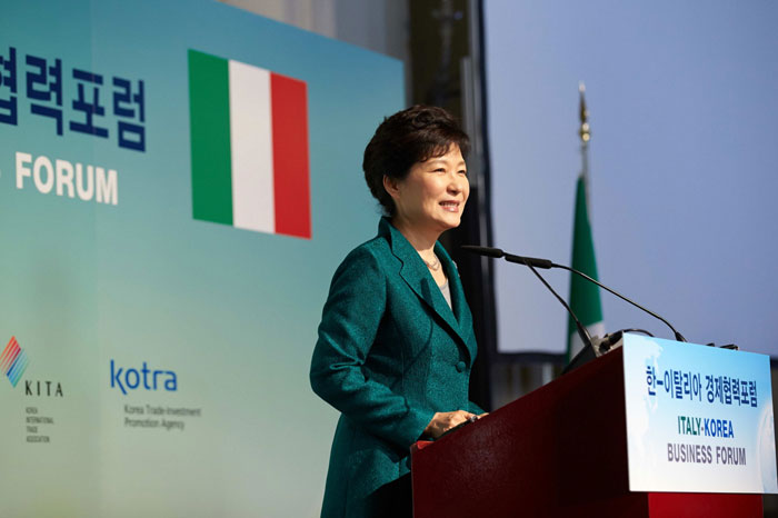 박근혜 대통령이 15일 밀라노에서 열린 한-이탈리아 경제협력포럼에서 연설하고 있다.