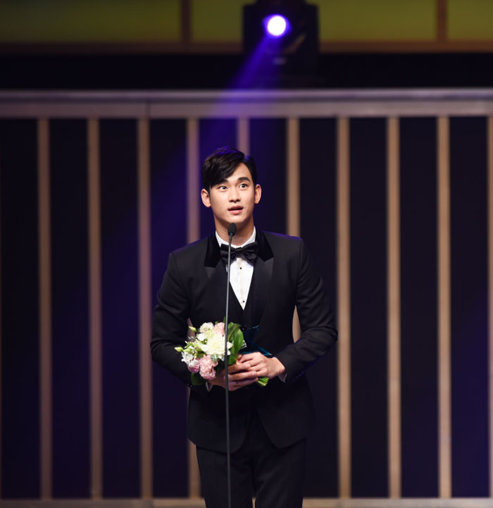 코리아 드라마 어워즈에서 연기대상을 차지한 ‘별에서 온 그대’의 김수현이 수상소감을 말하고 있다.