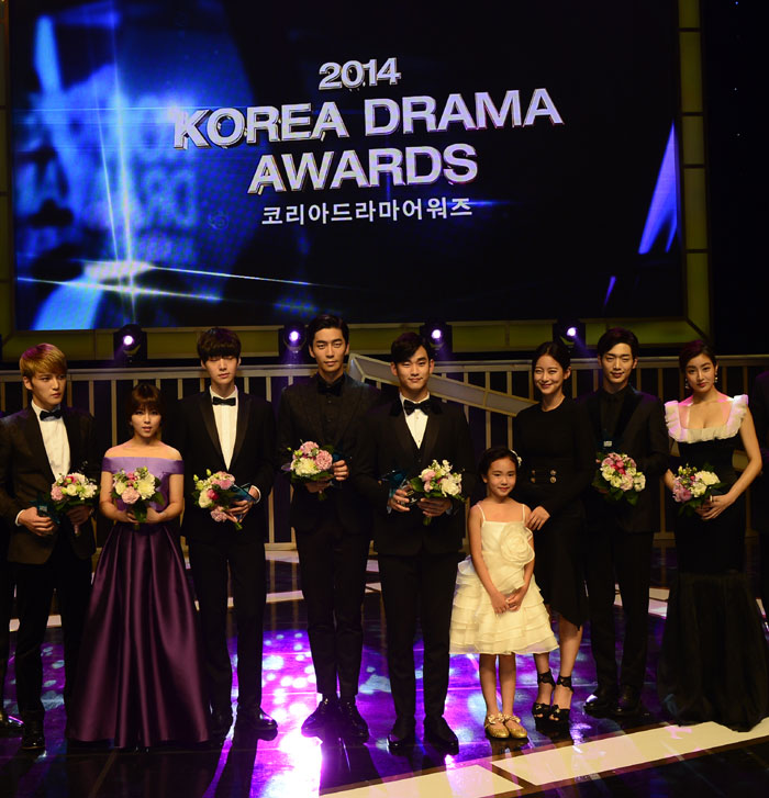  1일 경남문화예술회관에서 열린 ‘코리아 드라마 어워즈’ 수상자들. 이날 연기대상은 ‘별에서 온 그대’의 김수현이 차지했다. (왼쪽부터) 김재중, 도희, 안재현, 신성록, 김수현, 김지영, 오연서, 서강준, 강소라.