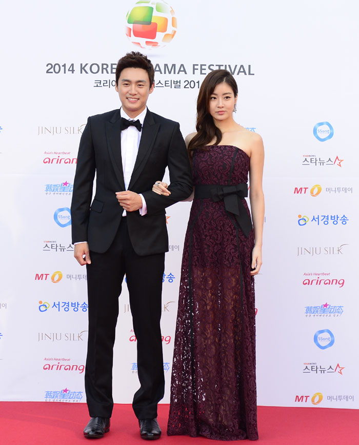  ‘코리아 드라마 어워즈’의 진행을 맡은 오상진과 강소라(오른쪽). 강소라는 ‘닥터 이방인’으로 여자 우수상을 받았다.