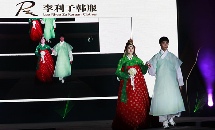 한국의 이리자 한복패션쇼가 열리고 있다. (사진: 주중 한국문화원)