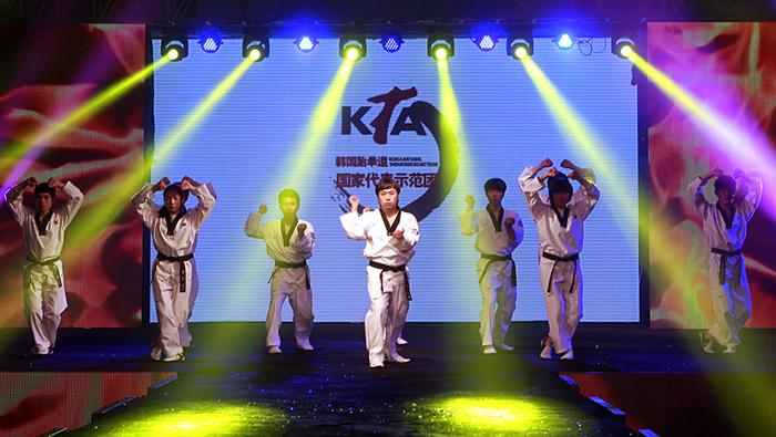 제1회 다롄 ‘한중 문화교류축제’를 기념하여 태권도국가대표시범단의 태권도시범이 열리고 있다. (사진: 주중 한국문화원)