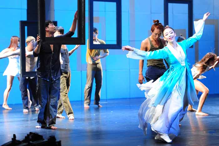 한중일 3국 문화장관이 28일 제5회 한중일 문화장관회의를 마치고 열린 축하공연