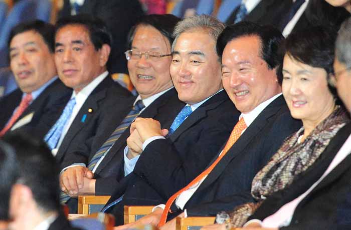 문화장관회의 기간 중 열린 한중일 문화공연을 관람하는 3국 문화장관 (사진 문화체육관광부)