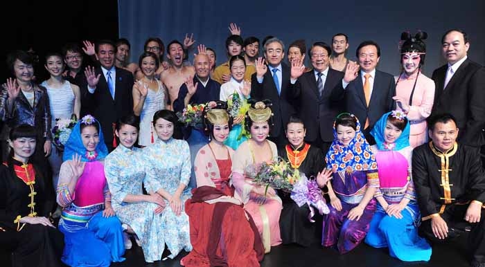 27일 광주 빛고을 시민문화관에서 열린 ‘한중일 예술제’에 참석한 유진룡 문화체육관광부 장관, 차이우(蔡武) 중국 문화부 부장, 시모무라 하쿠분(下村博文) 일본 문부과학성 대신이 공연을 펼친 한중일 공연단과 기념촬영을 하고 있다. (사진 문화체육관광부)