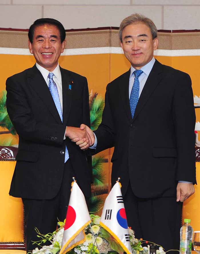 유진룡 문화체육관광부 장관(오른쪽)이 27일 시모무라 하쿠분(下村博文) 일본 문부과학성 대신을 만나 한·일 문화교류 확대 방안을 위한 논의에 앞서 인사를 나누고 있다.(사진 문화체육관광부)