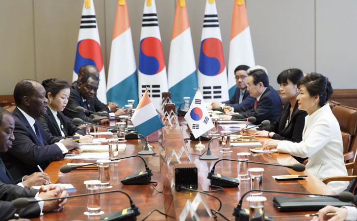 박근혜 대통령(오른쪽)과 알라산 드라만 와타라 코트디부아르 대통령이 청와대에서 확대정상회담을 갖고 있다.