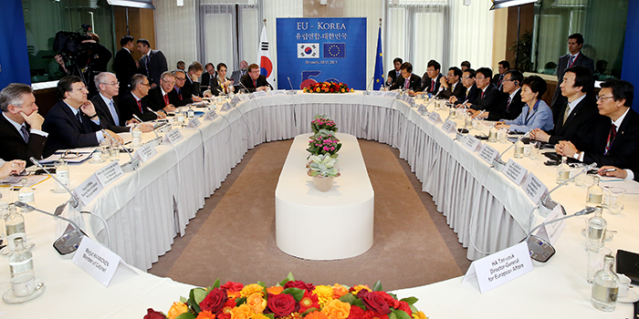 박근혜 대통령(앞줄 오른쪽 네번째)이 8일 유럽연합(EU) 이사회에서 조제 마누엘 바호주 EU 집행위원장, 헤르만 반롬푀이 EU 정상회의 상임의장과 확대 정상회담을 갖고 있다. (사진: 청와대)