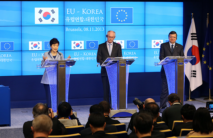 박근혜 대통령이 8일 유럽연합(EU) 이사회에서 조제 마누엘 바호주 EU 집행위원장(오른쪽), 헤르만 반롬푀이 EU 정상회의 상임의장 등과 한-EU 정상회담 후 공동기자회견을 하고 있다. (사진: 청와대)