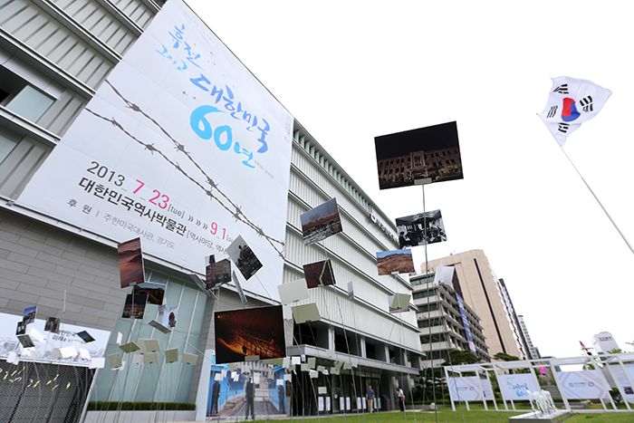 한국전쟁 정전 60주년을 기념하는 특별 전시회가 대한민국역사박물관에서 23일부터 열리고 있다. 개막식이 열린 22일 한국전쟁과 이후 60년을 기록한 생생한 사진물이 박물관 앞 마당에 전시돼 있다. 전한 기자