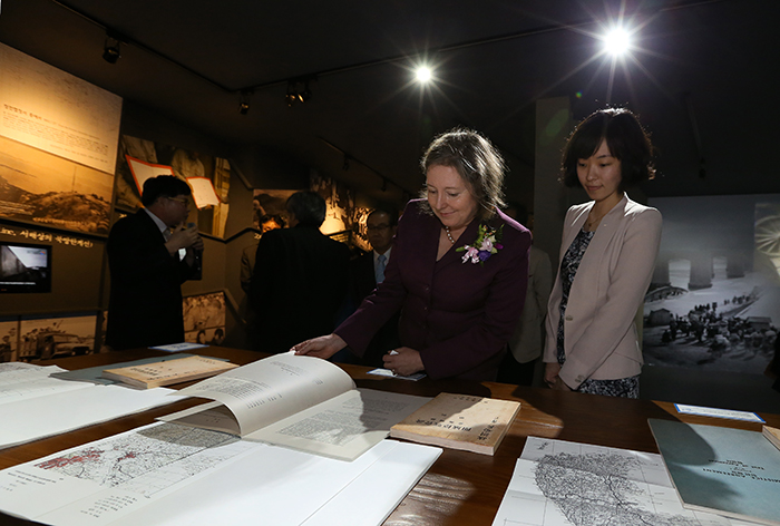 대한민국역사박물관 특별전 ‘휴전 그리고 대한민국 60주년’ 개막식이 열린 22일 주한 미국대사관 레즐리 바셋 부대사(가운데)가 전시물을 살펴보고 있다. 전한 기자