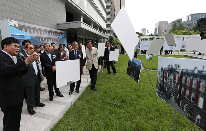 22일 ‘휴전 그리고 대한민국 60년’ 특별전 개막식에 참석한 유진룡 문화체육관광부 장관(왼쪽에서 3번째)과 참석인사들이 전시물에 대한 설명을 듣고 있다. 전한 기자