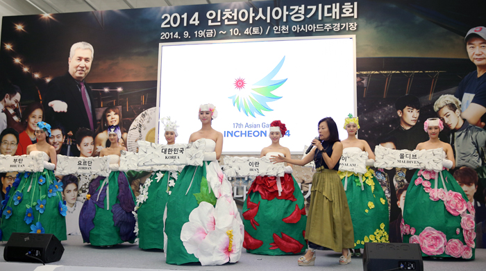  K이유숙 의상감독이 선수단 피켓요원 의상을 공개하고 디자인에 대해 설명하고 있다.