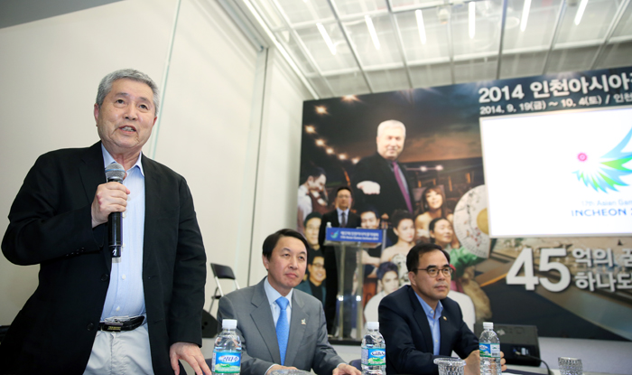 27일 임권택 2014 아시안게임 개폐회식 총감독이 개폐회식 주제에 대해 설명하고 있다.