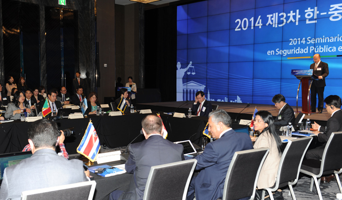 프란시스코 도밍게스 브리토(Francisco Dominguez Brito) 도미니카공화국 검찰총장 (오른쪽)이 15일 서울에서 열린 ‘제3차 한-중남미 치안협력 세미나’에서 연설하고 있다.