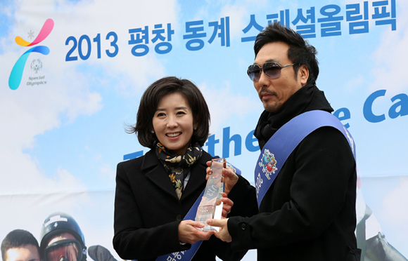 나경원 조직위원장(왼쪽)이 가수 이문세에게 홍보대사 위촉패를 전달하고 있다. 전한 기자