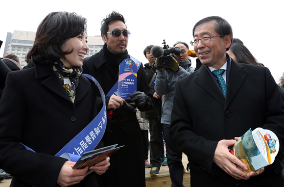 나경원 조직위원장(왼쪽)과 박원순 서울시장(오른쪽)이 평창 스페셜 올림픽에 대한 이야기를 나누며 환하게 웃고 있다. 전한 기자