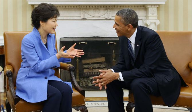 박근혜 대통령(왼쪽)과 오바마 미국 대통령이 7일 백악관에서 정상회담을 갖고 있다. (사진: 청와대)