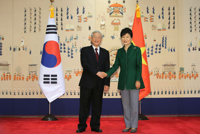 박근혜 대통령(오른쪽)과 2일 응웬 푸 쫑 트남 공산당 서기장이 청와대에서 한-베트남 정상회담을 앞두고 악수하고 있다. (사진: 연합뉴스)