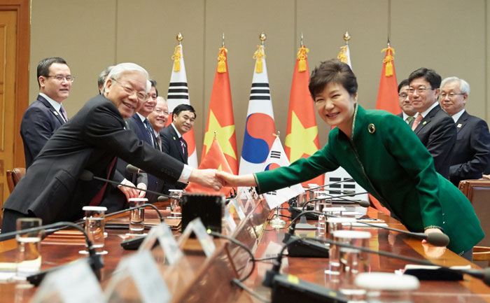 박근혜 대통령(오른쪽)과 응웬 푸 쫑 베트남 서기장이 청와대에서 확대정상회담을 갖고 있다.