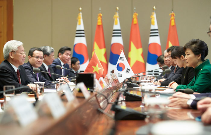 박근혜 대통령(오른쪽)과 응웬 푸 쫑 베트남 서기장이 청와대에서 확대정상회담을 갖고 있다.