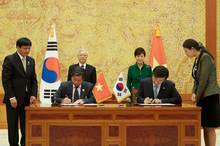 한-베트남 양국 정부간 MOU체결식에 임석한 박근혜 대통령 응웬 푸 쫑 트남 공산당 서기장.