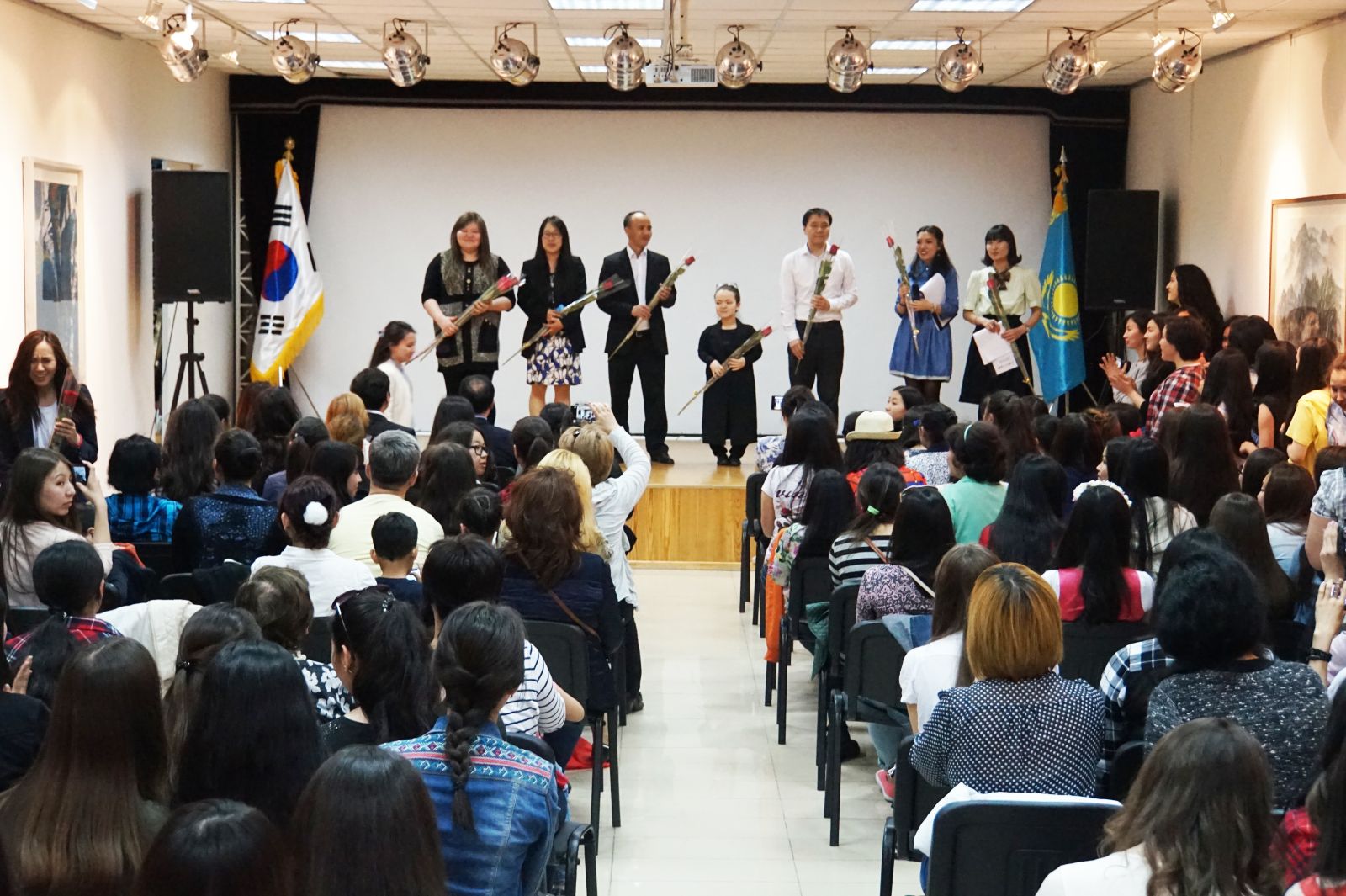 학생들의 깜짝 '스승의 날' 노래와 꽃 선물에 선생님들은 놀람과 감동을 숨기지 못했다.