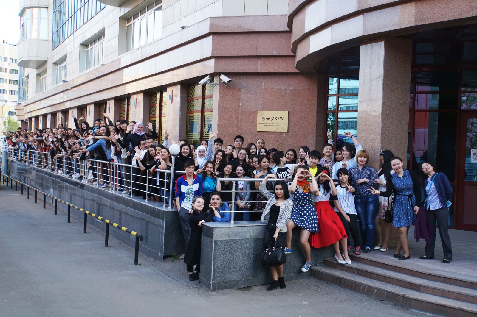 수료식이 있기 전 수료생과 수강생, 수료식 참석자들이 모여 주카자흐스탄 한국문화원 앞에서 단체사진을 찍었다.