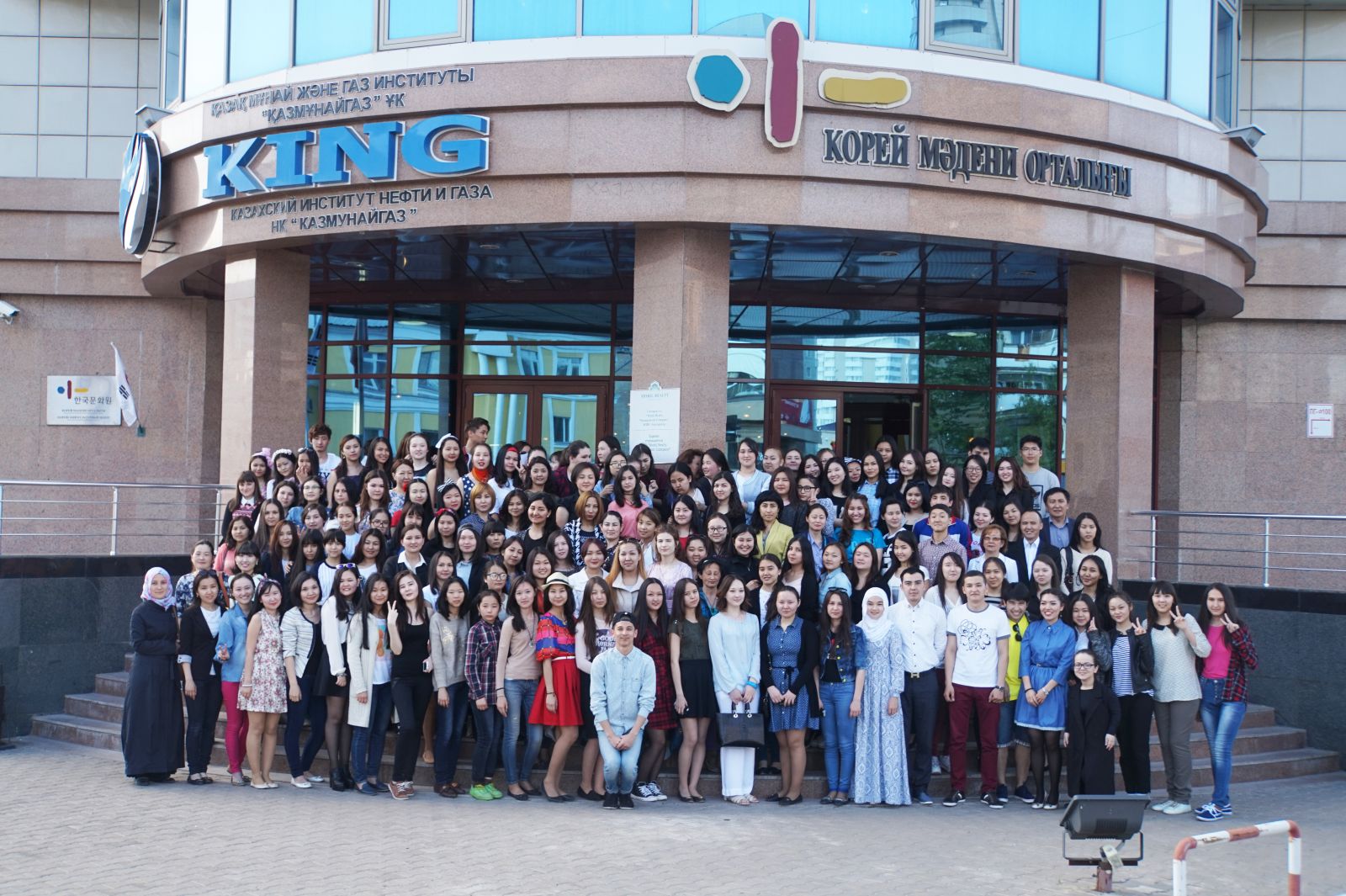 수료식 전에는 수료생과 수강생, 수료식 참석자들이 모여 주카자흐스탄 한국문화원 앞에서 단체사진을 찍었다.