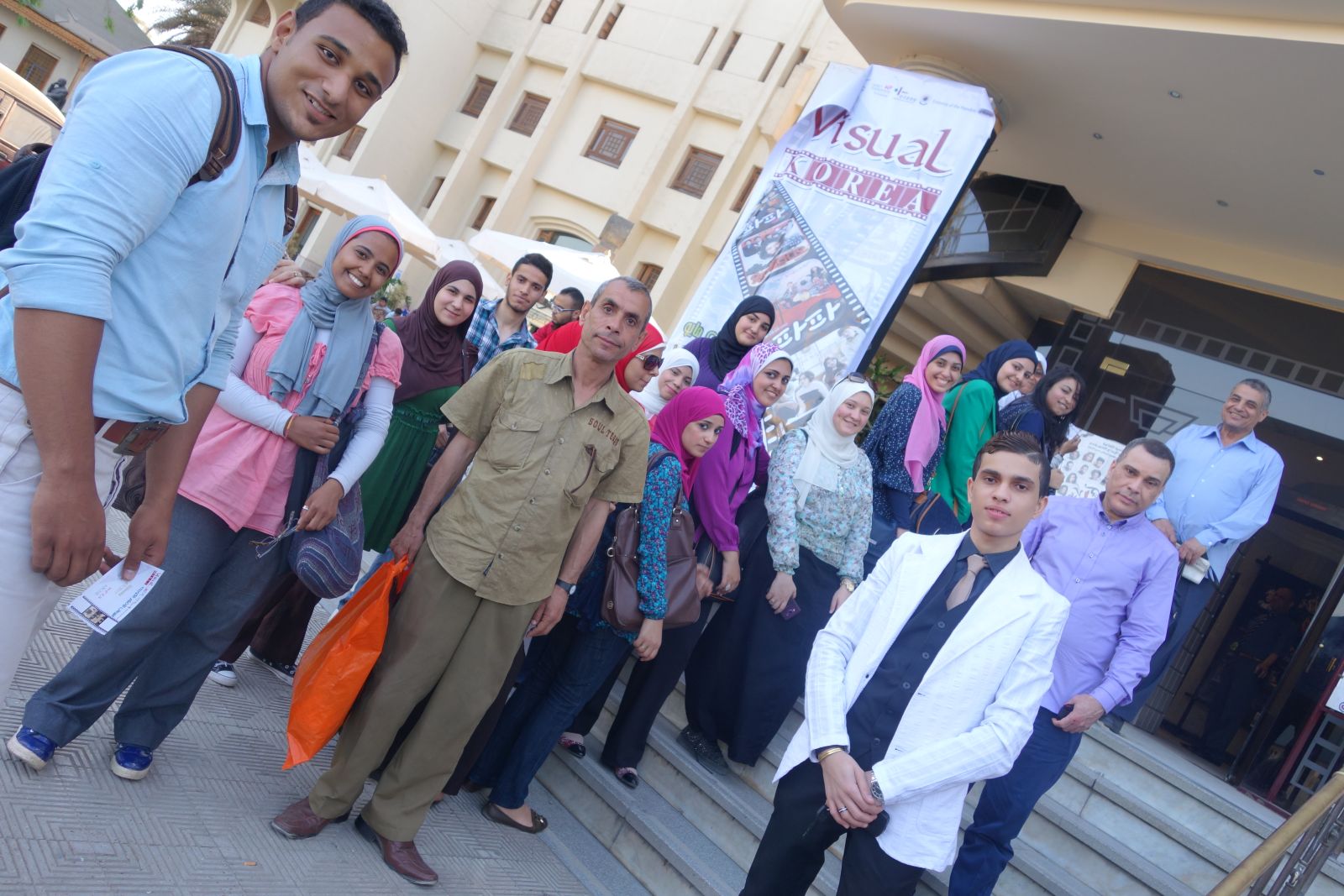 한국 영화제에 참석하기 위해 카이로 오페라하우스 창조문화센터를 찾은 이집트 국민들이 사진 촬영에 응해주었다.