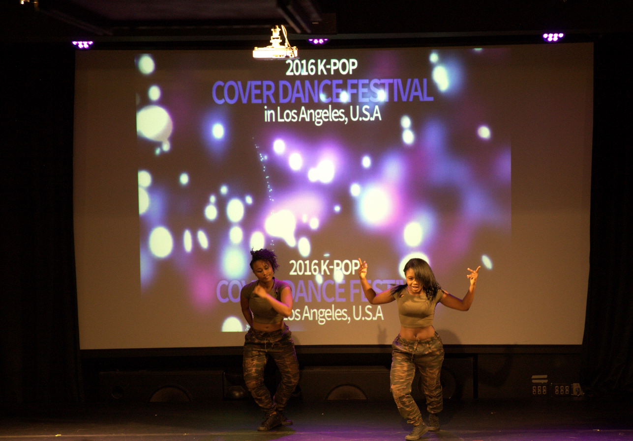 ‘2016 K-POP 커버댄스 페스티벌(2016 K-POP Cover Dance Festival)’의 미국 현지 본선에서 우승을 차지한 조지아 출신 다이아몬드와 데스티니 헤일 제닝스 자매는 칼군무로 무대를 사로잡았다.