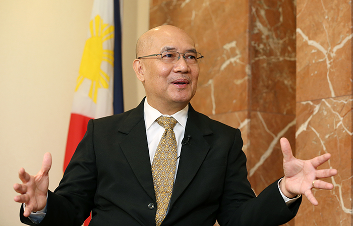 루이스 티 크루스 주한 필리핀 대사는 한국과 필리핀의 관계가 혈맹임을 강조하며 필리핀은 박근혜 대통령의 &lsquo;한반도 신뢰프로세스&rsquo;를 지지한다고 밝혔다.