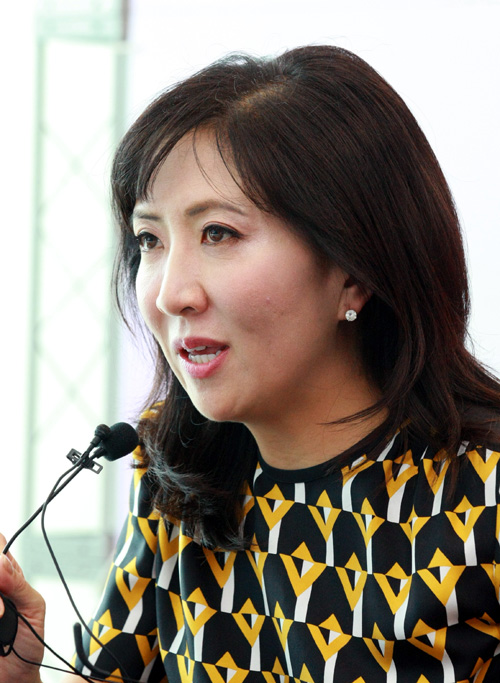 지난 6일 서울 이태원에서 열린 ‘2014 서울국제뮤직페어’에서 기조연설하고 있는 ‘할리우드 리포터’의 재니스 민 대표.
