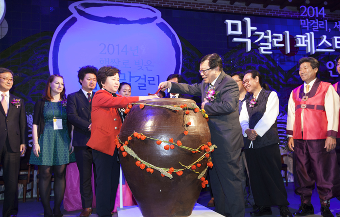30일 서울 인사동에서 열린 ‘막걸리, 세계로 2014 막걸리 페스티벌’개막식.