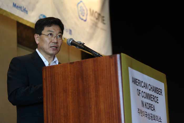 윤상직 산업통상자원부(MOTIE) 장관이 6월 10일 서울 그랜드 하얏트 호텔에서 열린 주한미국상공회의소(Amcham) 초청 오찬간담회에서 기조 연설을 하고 있다. 전한 기자