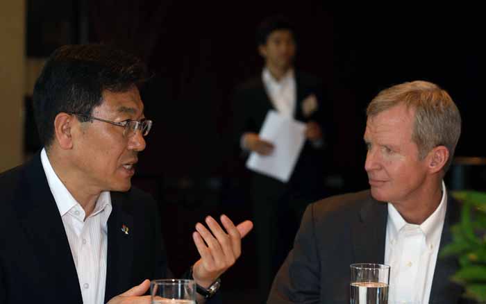 윤상직 산업통상자원부(MOTIE) 장관이 팻 게인스 주한미국상공회의소 회장과 이야기를 나누고 있다. 전한 기자