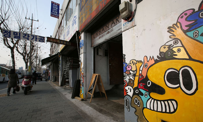 문래동 철공소거리에서는 이런 벽화를 종종 만날 수 있다_2